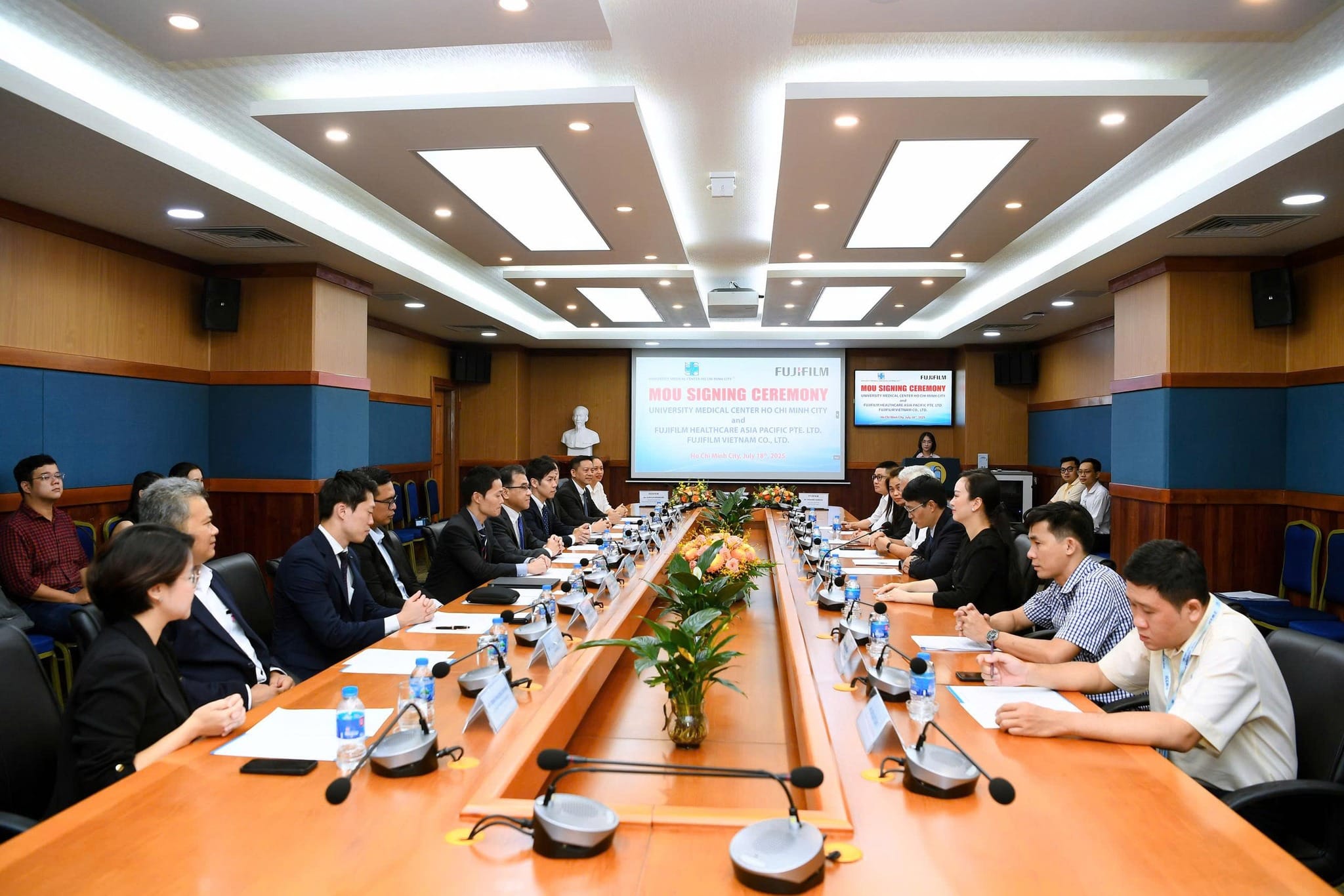 BỆNH VIỆN ĐẠI HỌC Y DƯỢC TP. HỒ CHÍ MINH KÝ KẾT HỢP TÁC CHIẾN LƯỢC VỚI FUJIFILM HEALTHCARE
